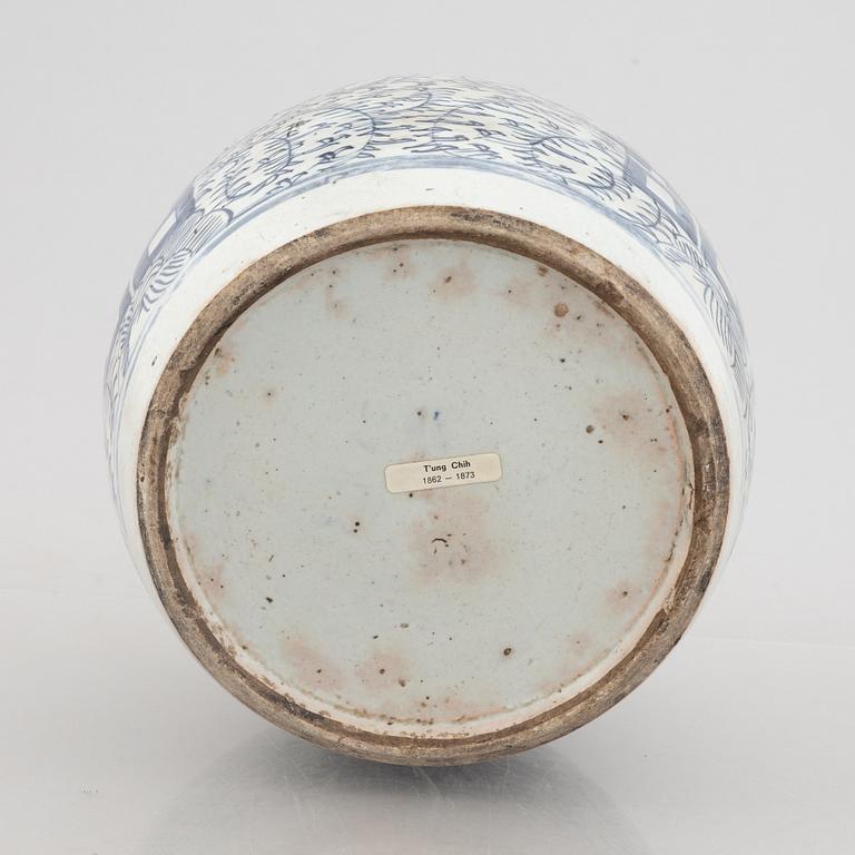 A blue and white porcelain bowl and a blue and white urn lidded jar, China,.