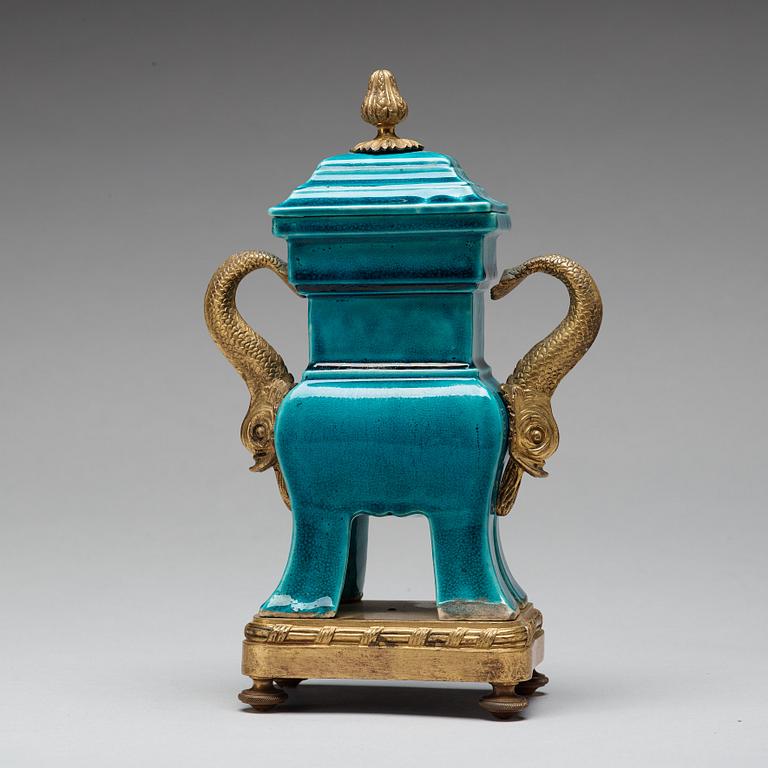 A turquoise glazed 'ding' vase with cover, Qing dynasty, Kangxi (1662-1722).