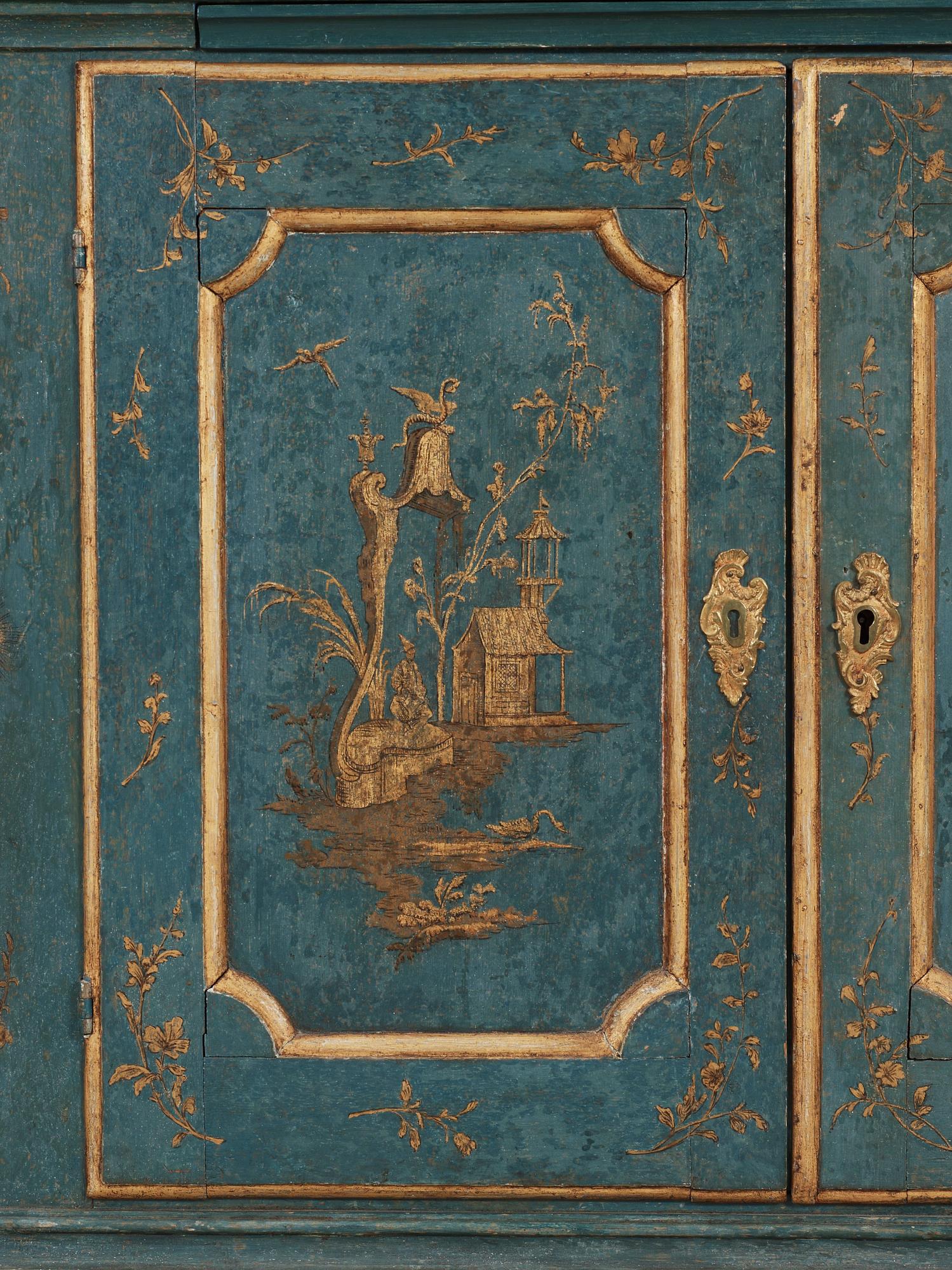 VITRINSKÅP. Sverige, 1700-talets andra hälft. Rokoko.