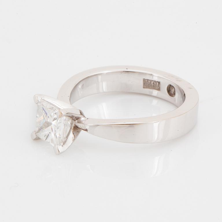 RING vitguld med princesslipad diamant 0.77 ct med certifikat.