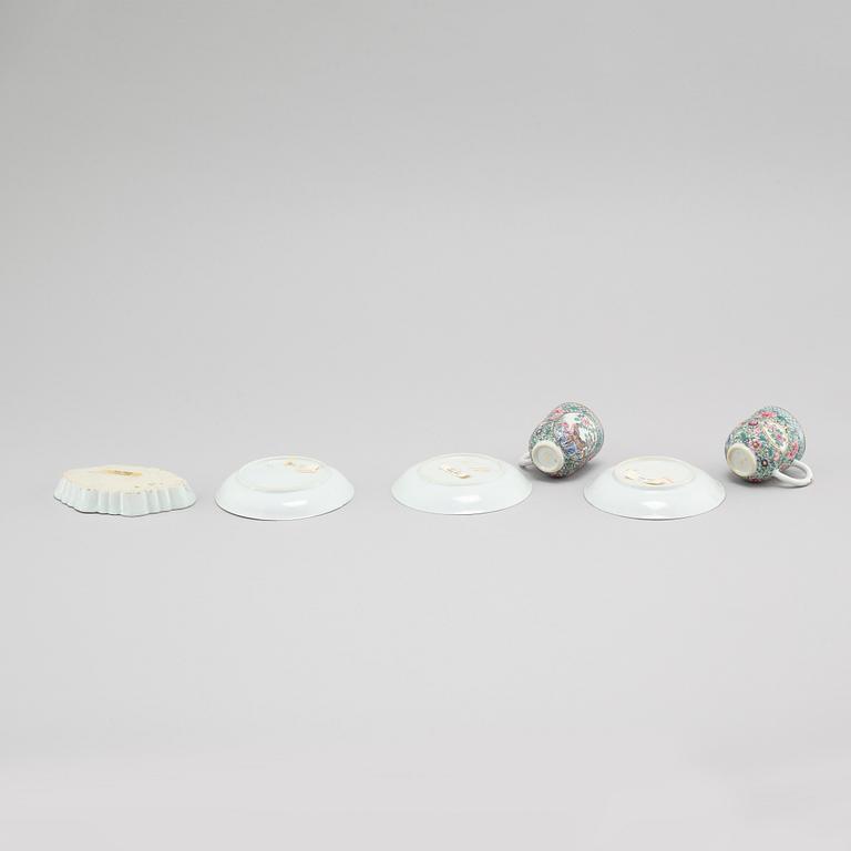 Two porcealin cups with saucers and a small dish from China, 18th century.