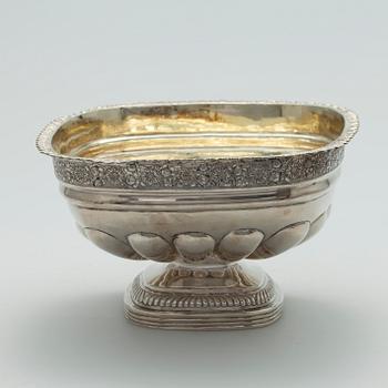KONFEKTSKÅL, silver, Ryssland, Moskva 1828, oidentifierad mästare. Vikt 485 g.