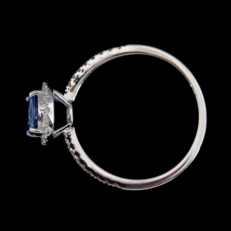 RING, 18K vitguld, diamanter tot ca 0.20 ct, blå safir ca 1.05 ct.