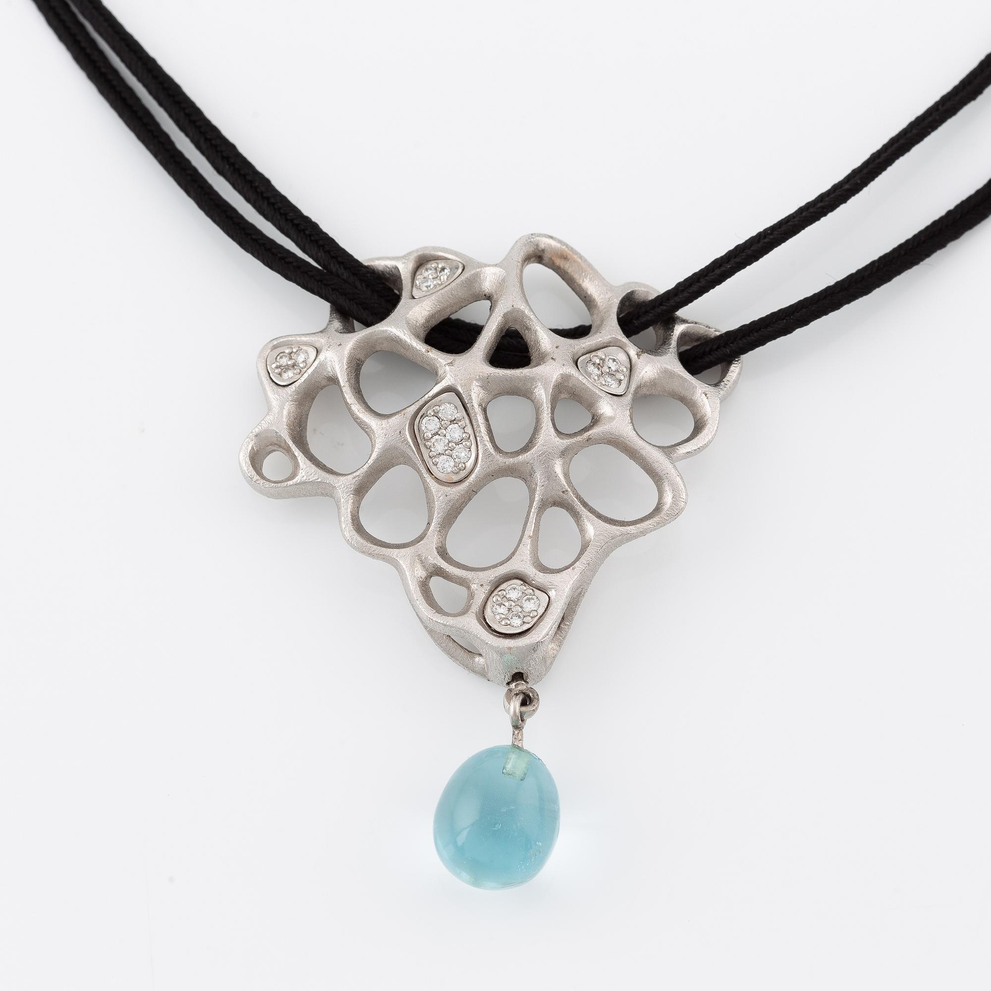 Ole Lynggard hängsmycke 18K vitguld med runda briljantslipade diamanter och en droppe av akvamarin.
