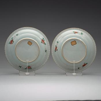 Two famille verte 'pie crust' plates, Qing dynasty, Kangxi (1662-1722).