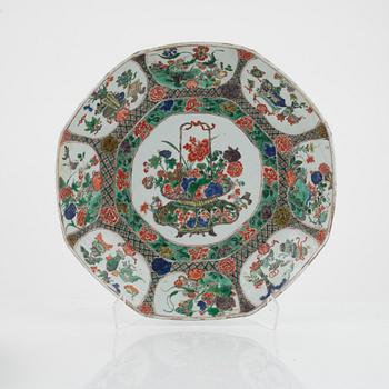 A famille verte dish, Qing dynasty, Kangxi (1662-1722).