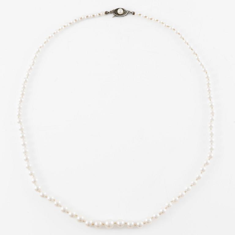 Necklace of cultured pearls, clasp silver.