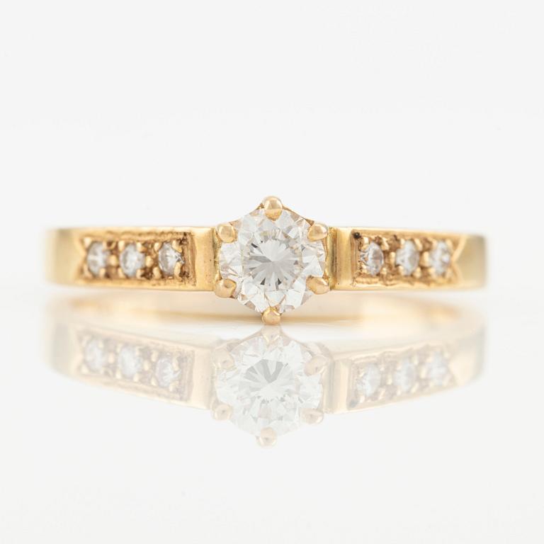 Ring in 18K gold with round brilliant-cut diamonds.