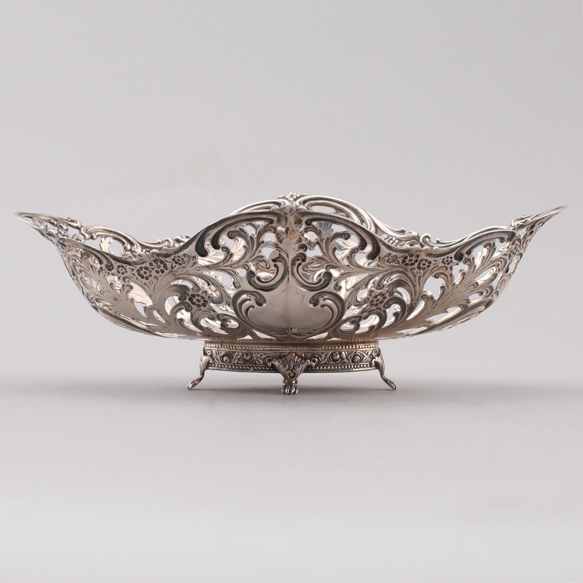 SKÅL, silver (835), rokokostil, 1900-talets första hälft. Vikt ca  240 gram.