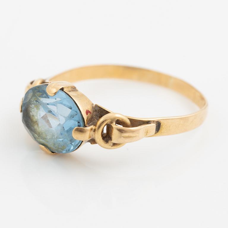 Ring 18K guld med syntetisk blå spinell.