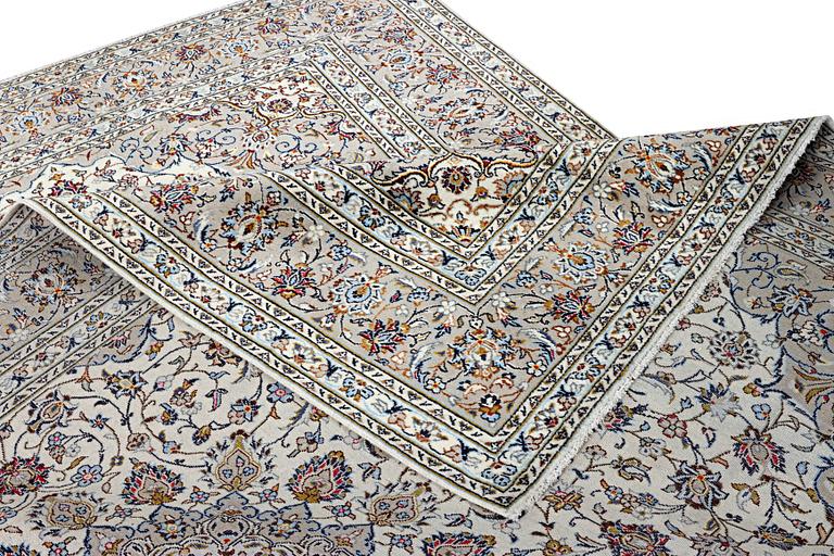 A Kashan carpet, c. 355 x 245 cm.