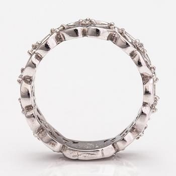 An 18K white gold ring with diamonds ca. 0.40 ct in total.