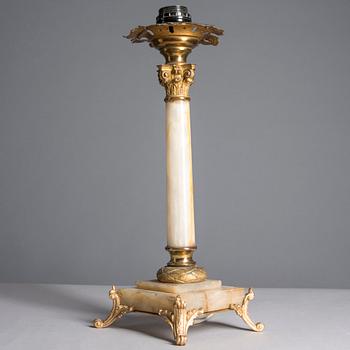 LAMPFOT, albaster och metall, 1900-tal och GASLAMPSFOT, trä och brons, 1800-tal. Mellaneuropa.