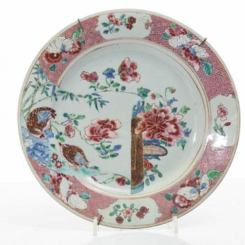 A set of three export porcelain plates and two dishes, Qing dynasty, Qianlong (1736-95).