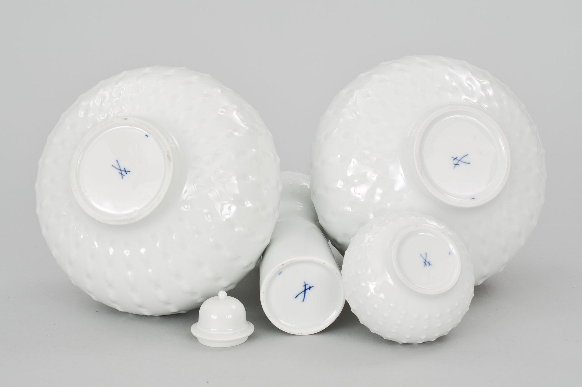 VASER, 3 st + SKÅL MED LOCK, porslin, Meissen, 1900-tal.