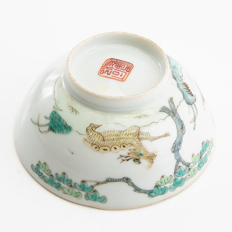 A small Chinese bowl, late Qing dynasty/early 20th century.