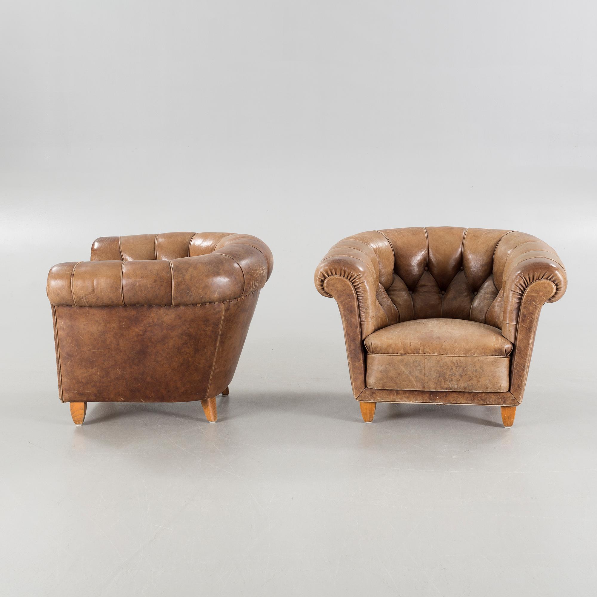 A pair of Chesterfield-armchairs from the first half of the 20th century.