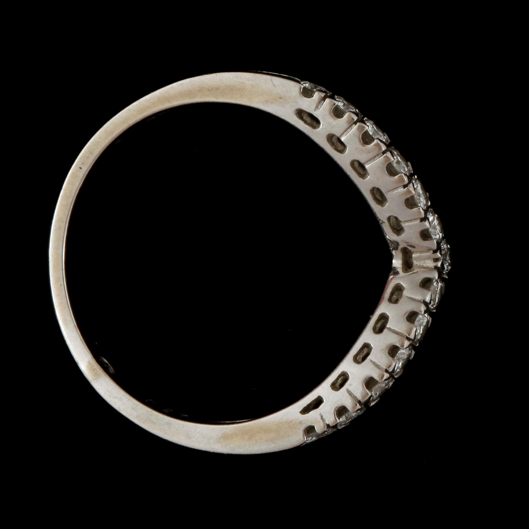 RING, 18k vitguld med briljantslipade diamanter tot
ca0,27ct enl grav. Vikt ca2g.