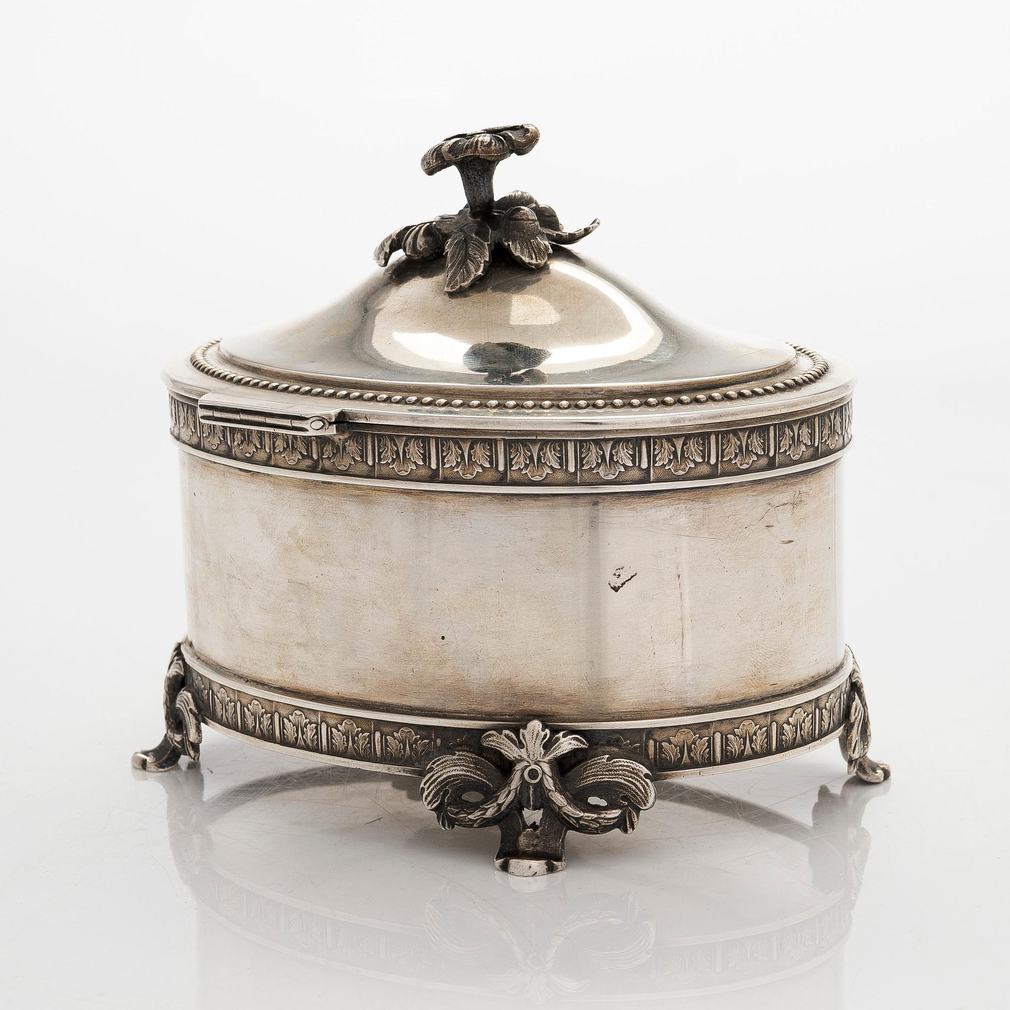 A silver sugar box, C G Hallberg, Stockholm 1898.