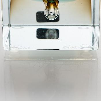 Oiva Toikka, An annual glass cube, signed Oiva Toikka 289/2000, Nuutajärvi 1983.