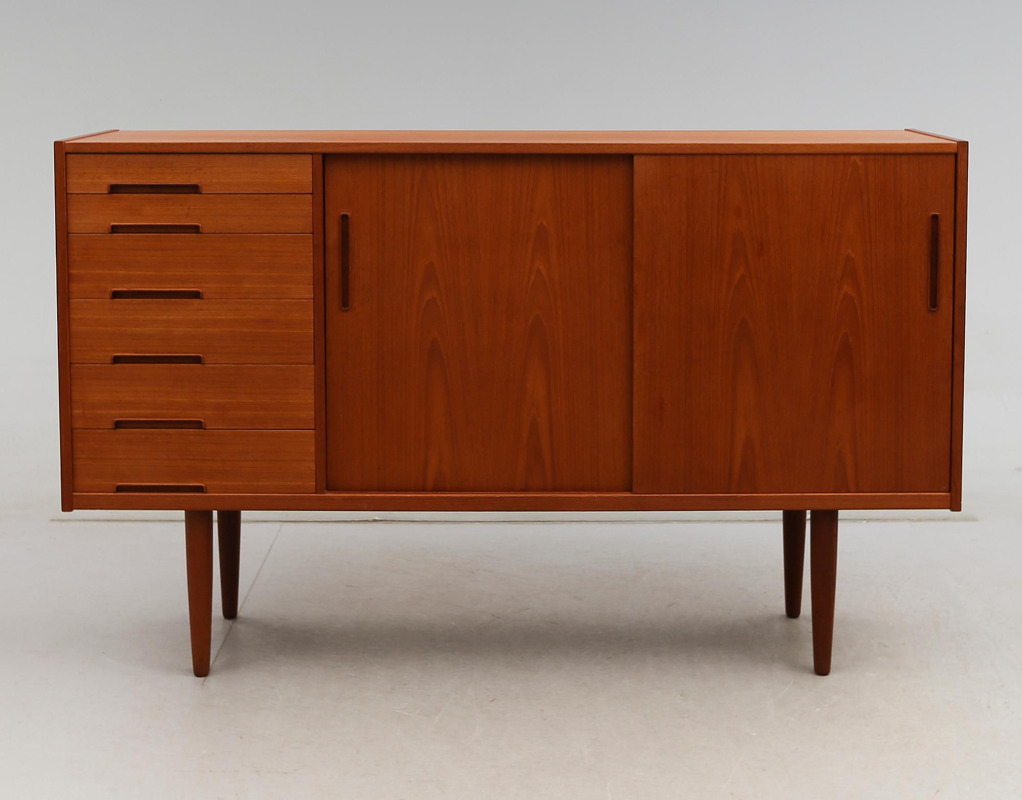 SIDEBOARD, Troeds, Bärnum, 1900-talets mitt.