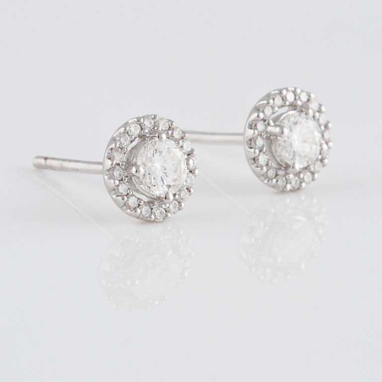 ÖRHÄNGEN, 18K vitguld med briljantslipade diamanter ca 0.44 ct samt mindre diamanter ca 0.16 ct. Vikt 2,4 gram.