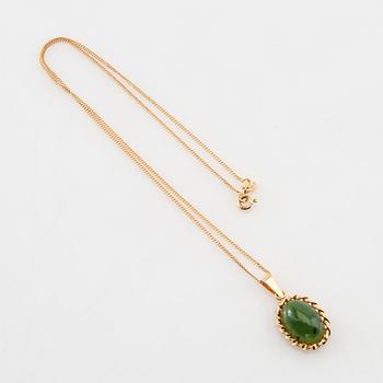 Necklace 18K gold with cabochon-cut jade.