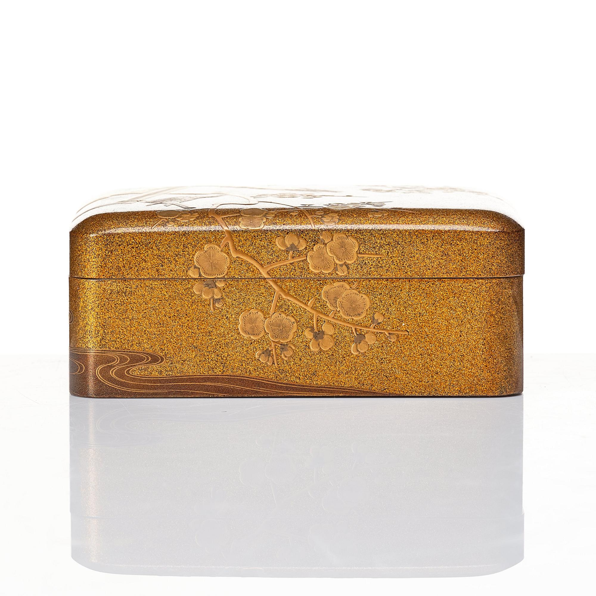A Japanese lacquered bowl, box with cover and handle, 19th Century.