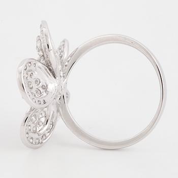 Brilliant-cut diamond flower ring.