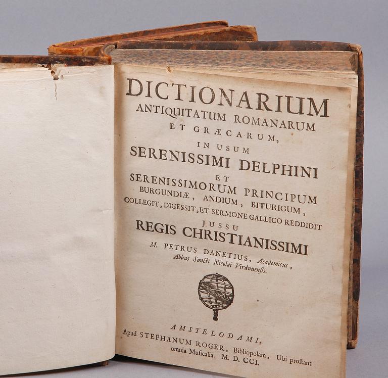 BÖCKER, 3 st, bla "Dictionarium Antiquitatum Romanarum...Serenissimi delphinin..." av Petrus Danetius, Amsterdam 1701.