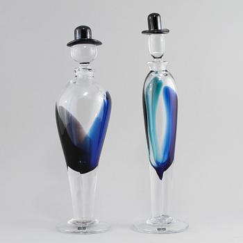 DEKORATIONSKARAFFER, 2 st, glas, Lars Sestervik, Steninge slott, signerade och daterade 2003.