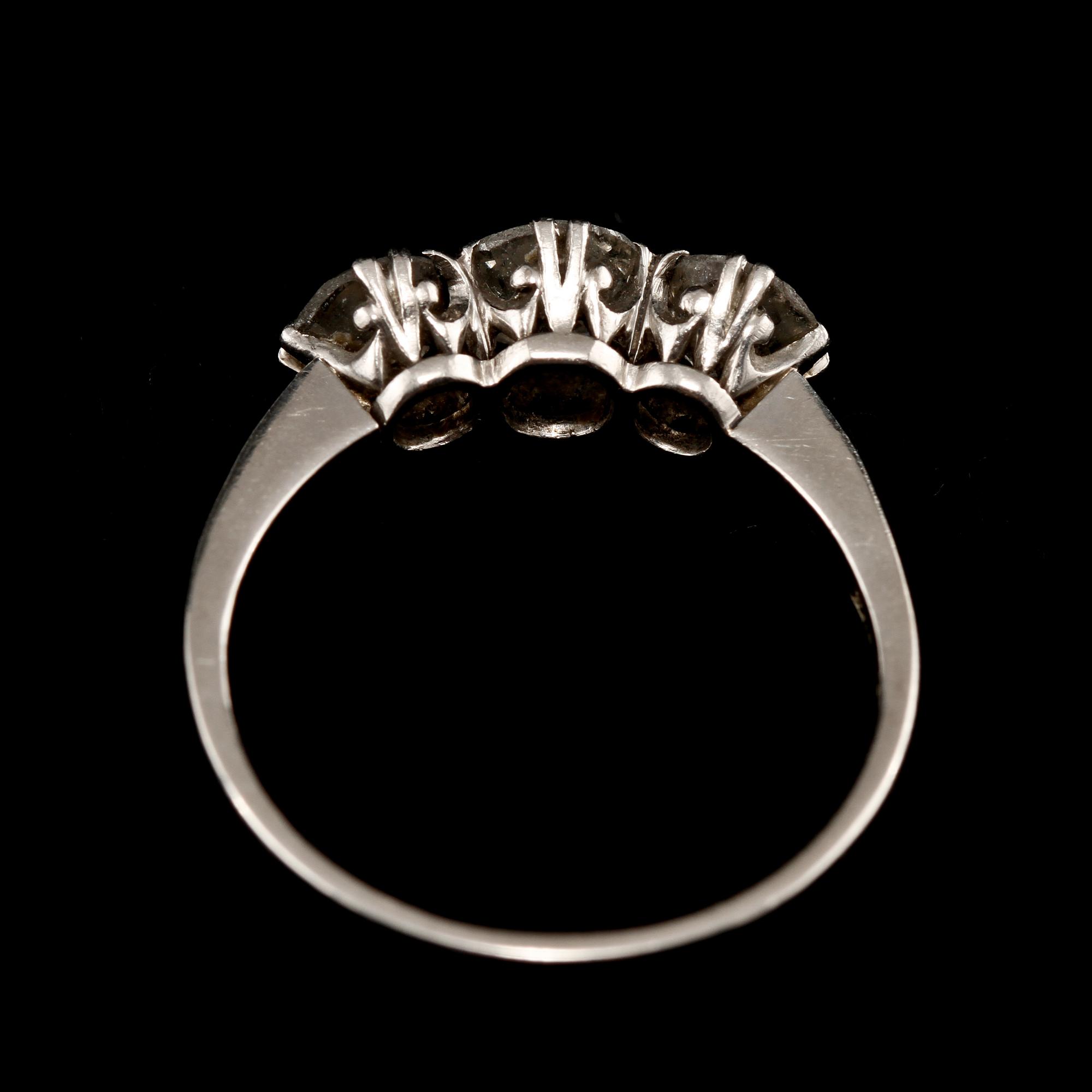 RING, platina med tre äldre briljantslipade diamanter, Stockholm, 1935. Vikt 3 g.