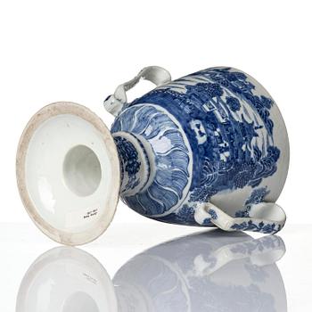 Pokal med lock, porslin. Qingdynastin, Qianlong (1736-95).