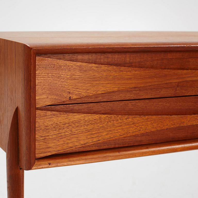 Rimbert Sandholdt, teak bedside table
AB Glas &Trä Hovmantorp, 1959.