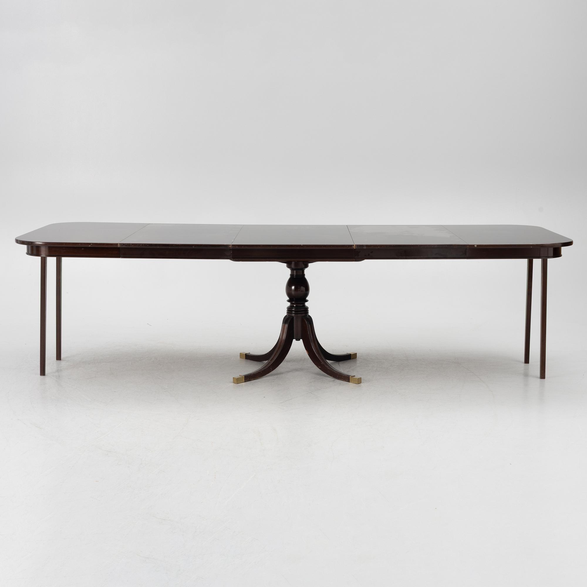 An English style dining table, 20th century.
