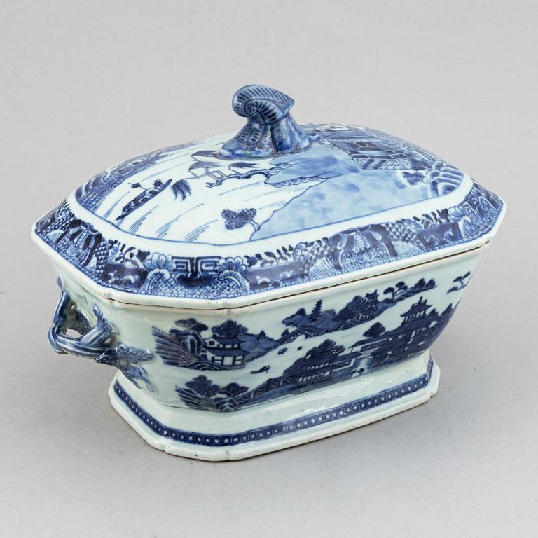 A blue and white tureen with cover and an export porcelain serving dish, Qing dynasty, Qianlong (1736-95).