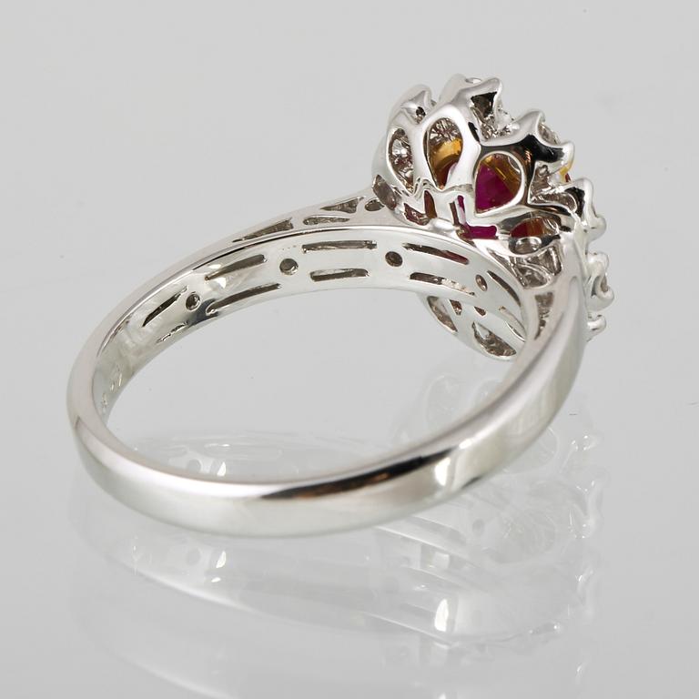 RING, 18K vitguld med briljantslipade diamanter ca 0.34 ct samt ovalslipad rubin ca 1.70 ct. Vikt 5,3 gram.