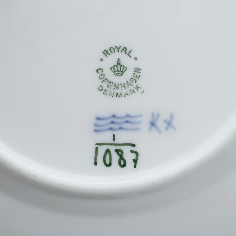 DELAR TILL SERVIS, 38 delar, porslin, "Musselmalet", Royal Copenhagen.