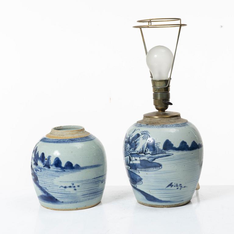 Bojan och lampa, porslin. Qingdynastin, 1800-tal.