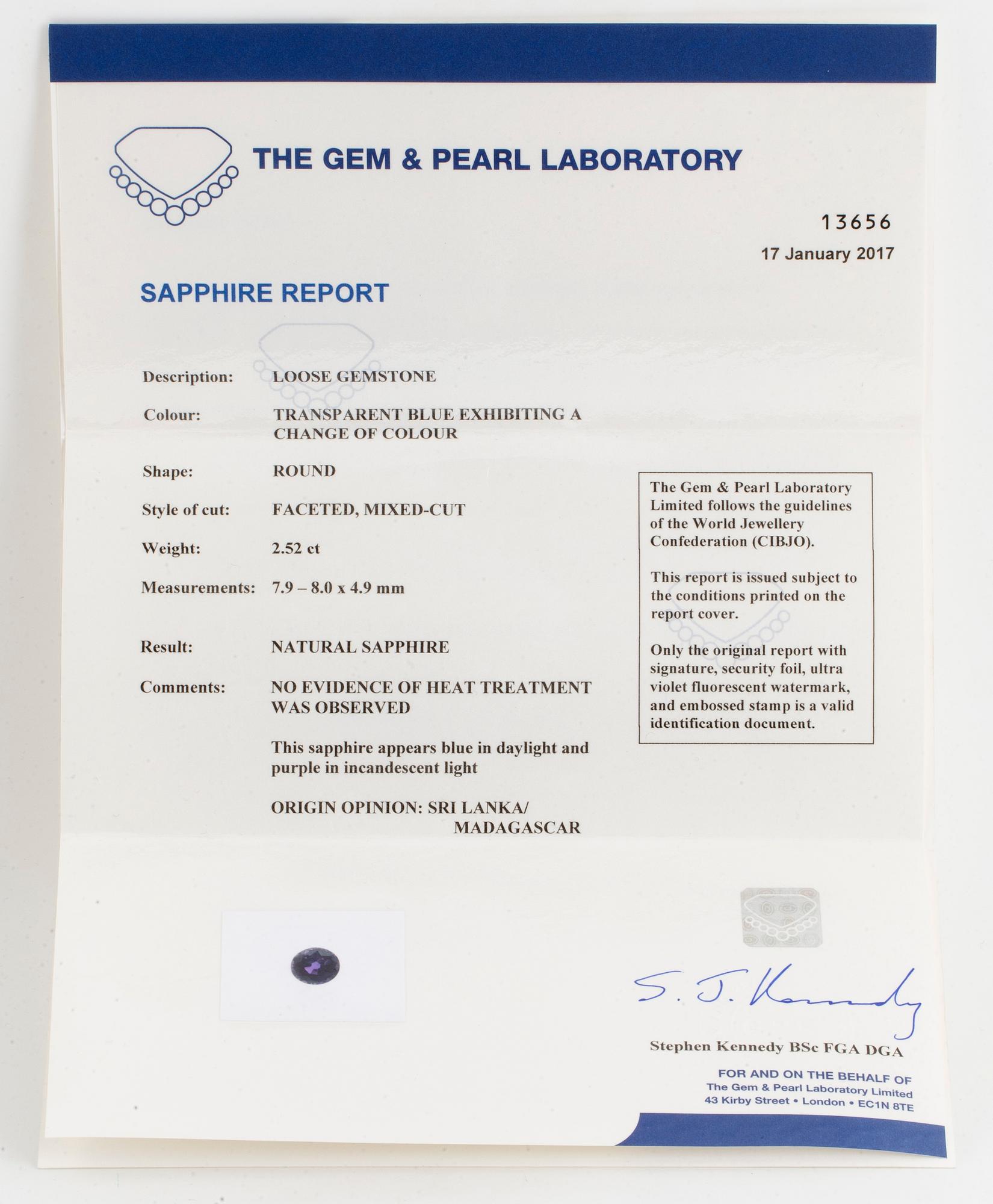 RING, med rund fasettslipad färgväxlande blålila safir och gammalslipade diamanter, med certifikat Gem & Pearl lab.