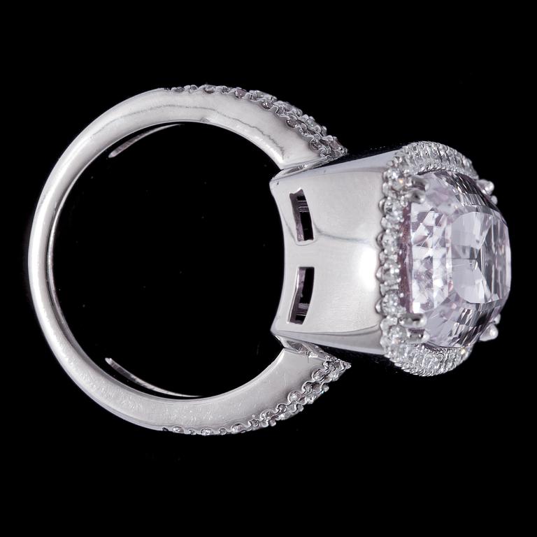A kunzite, 22 cts, and brilliant cut diamond ring, tot. 0.96 cts.