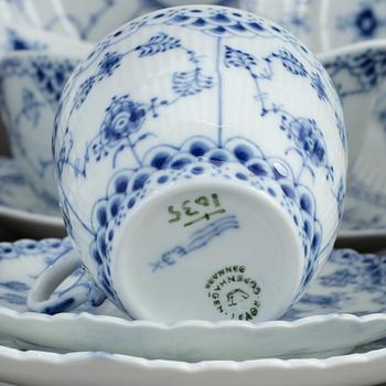 SERVISDELAR, porslin, 66 delar, "Musselmalet", Royal Copenhagen.
