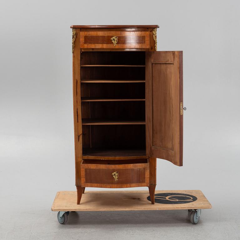 Skåp, 1800-talets slut.