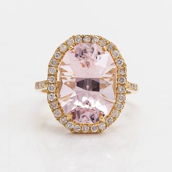 A 14K gold ring with an oval morganite and diamonds approx. 0.40 ct in total.