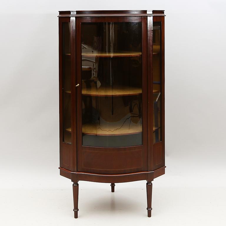 HÖRNVITRINSKÅP, 1900-talets andra hälft.