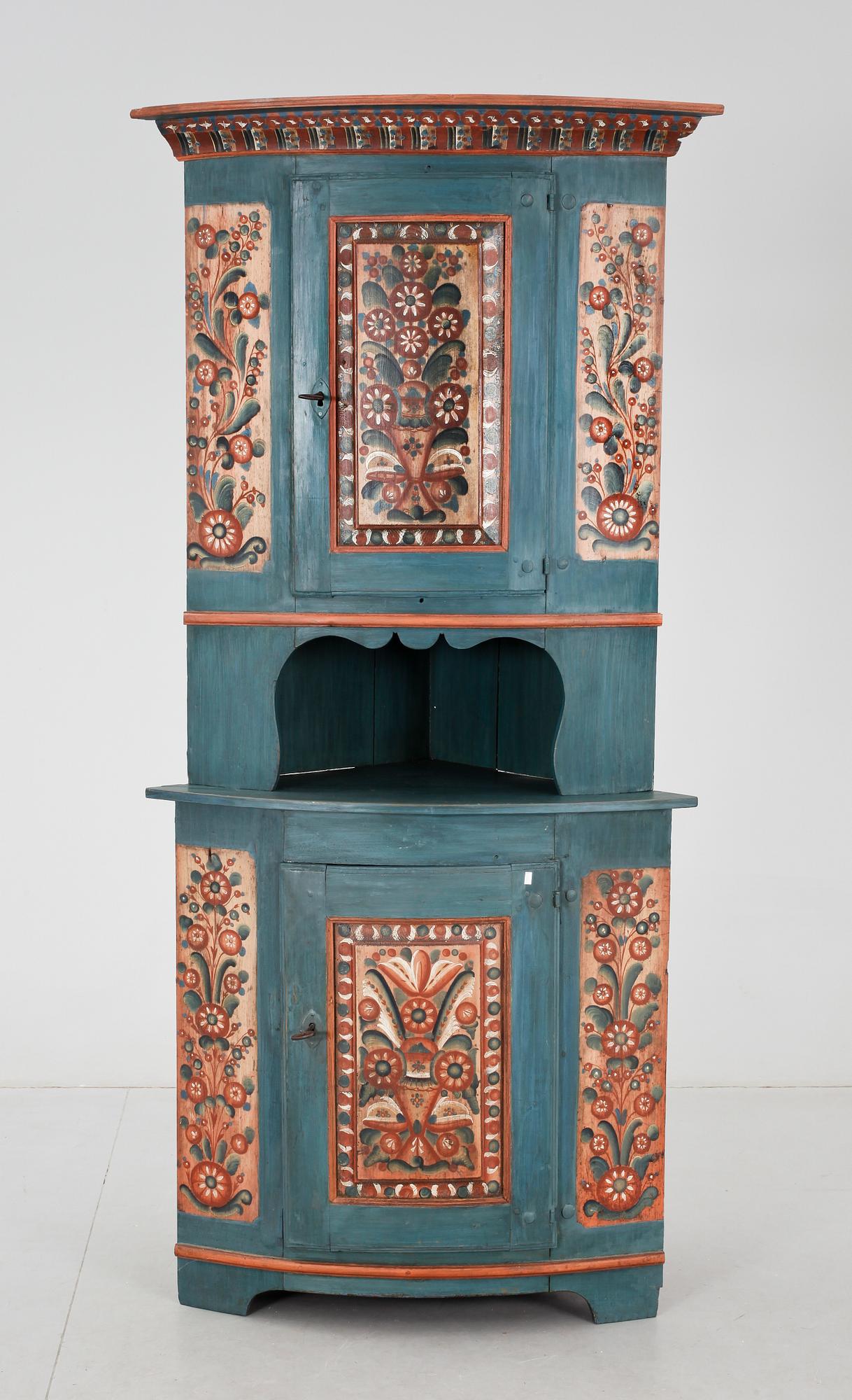 HÖRNSKÄNKSKÅP, allmoge, Hälsingland, 1800-talets början.