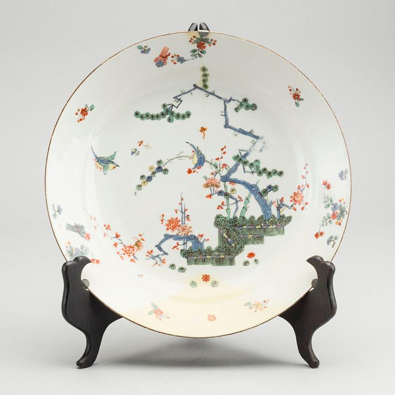 SKÅLFAT, tre stycken, porslin. Japan, Edo (1603–1868).