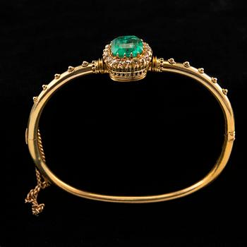 A BRACELET, rose cut diamonds, emerald c. 5.00 ct. Late 1800 s. Unmarked. Weight 10,6 g.
