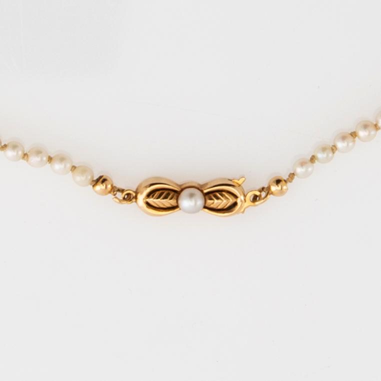 Pearl necklace, cultured pearls, clasp in 18k gold.