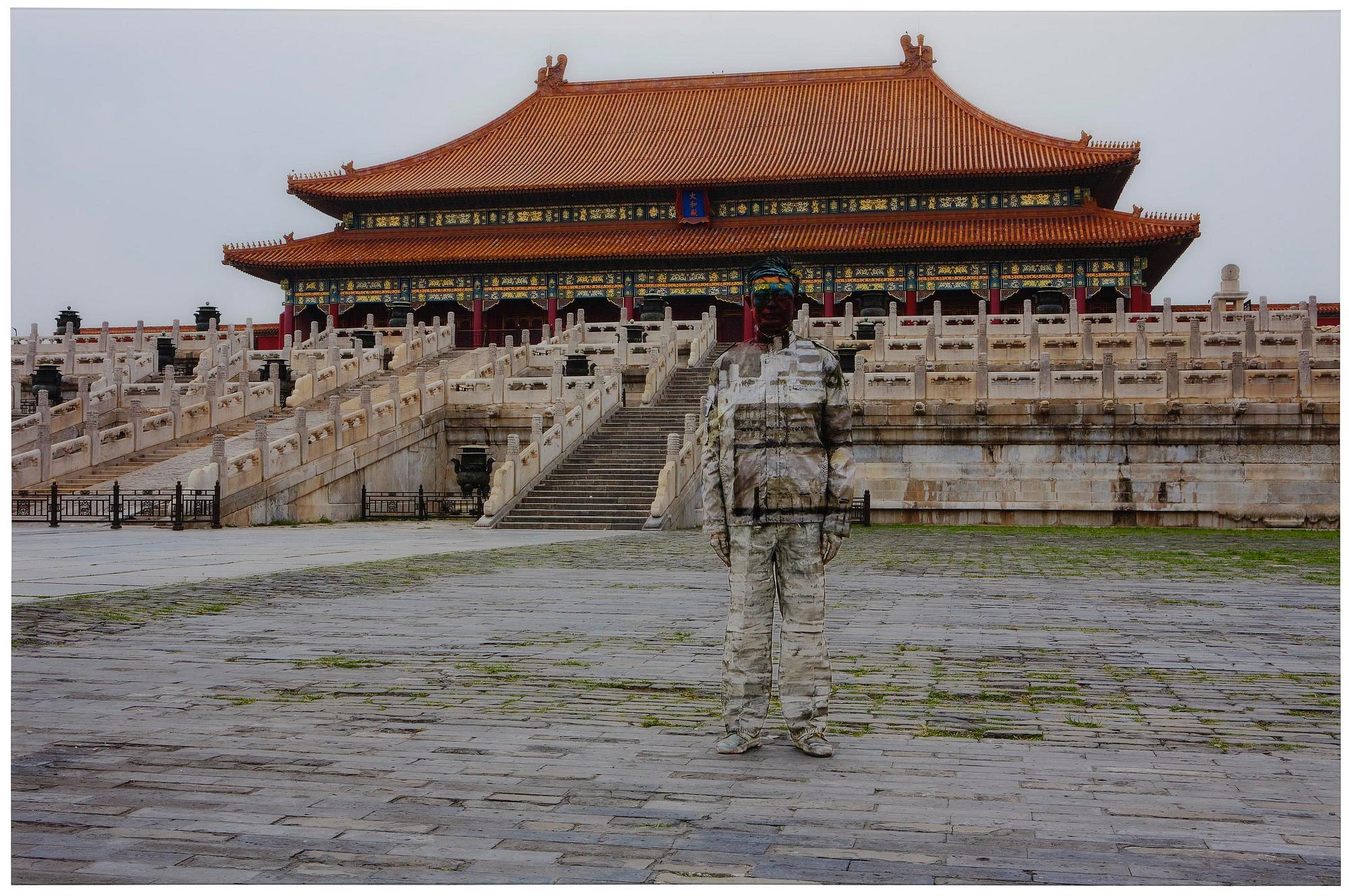 Liu Bolin, "Hiding in the City No. 89 – Forbidden City", 2010.